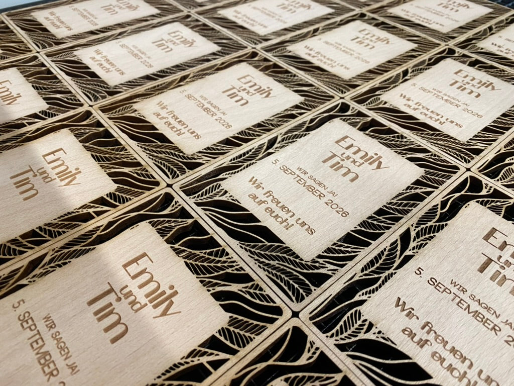 Natürliche Hochzeits-Einladungskarten aus Holz mit Gravur im Blätter Design