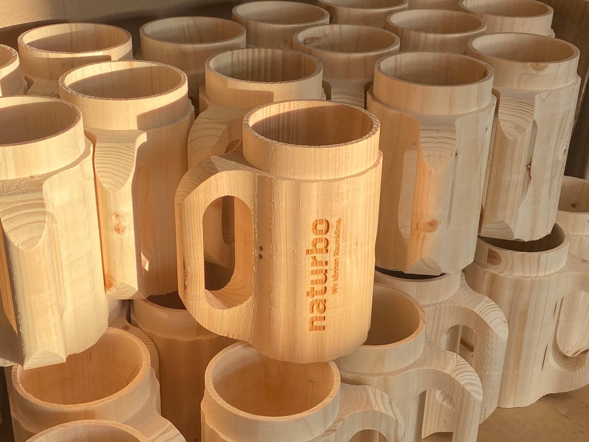 Holzkrüge mit Logogravur NATURBO Lehmputz