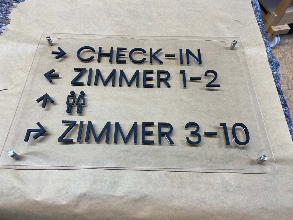 Moderne Hotelbeschilderung: Funktionalität trifft Design Gravur