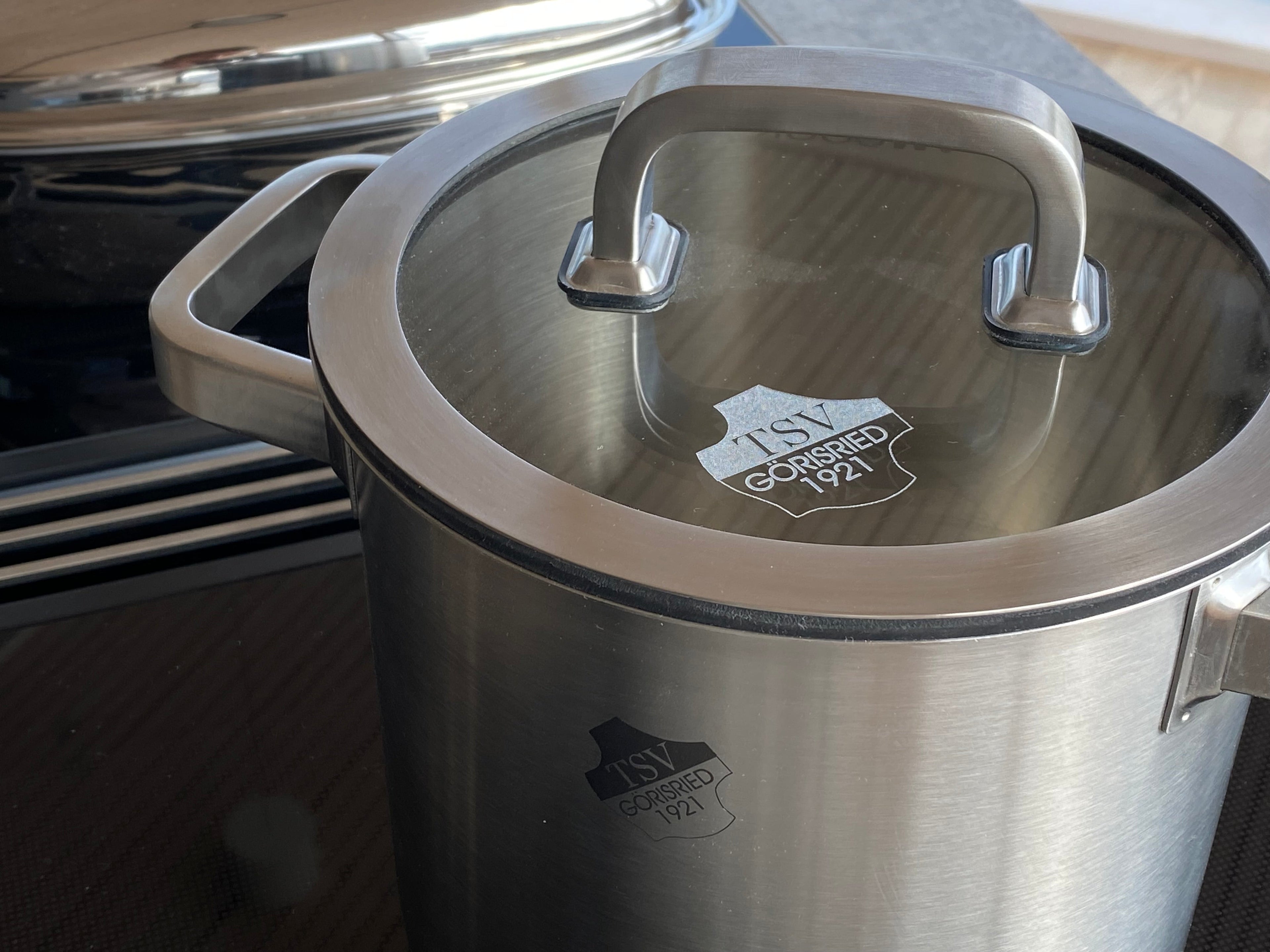 Gravierte Kochtöpfe – Vereinslogo trifft moderne Küchentechnik