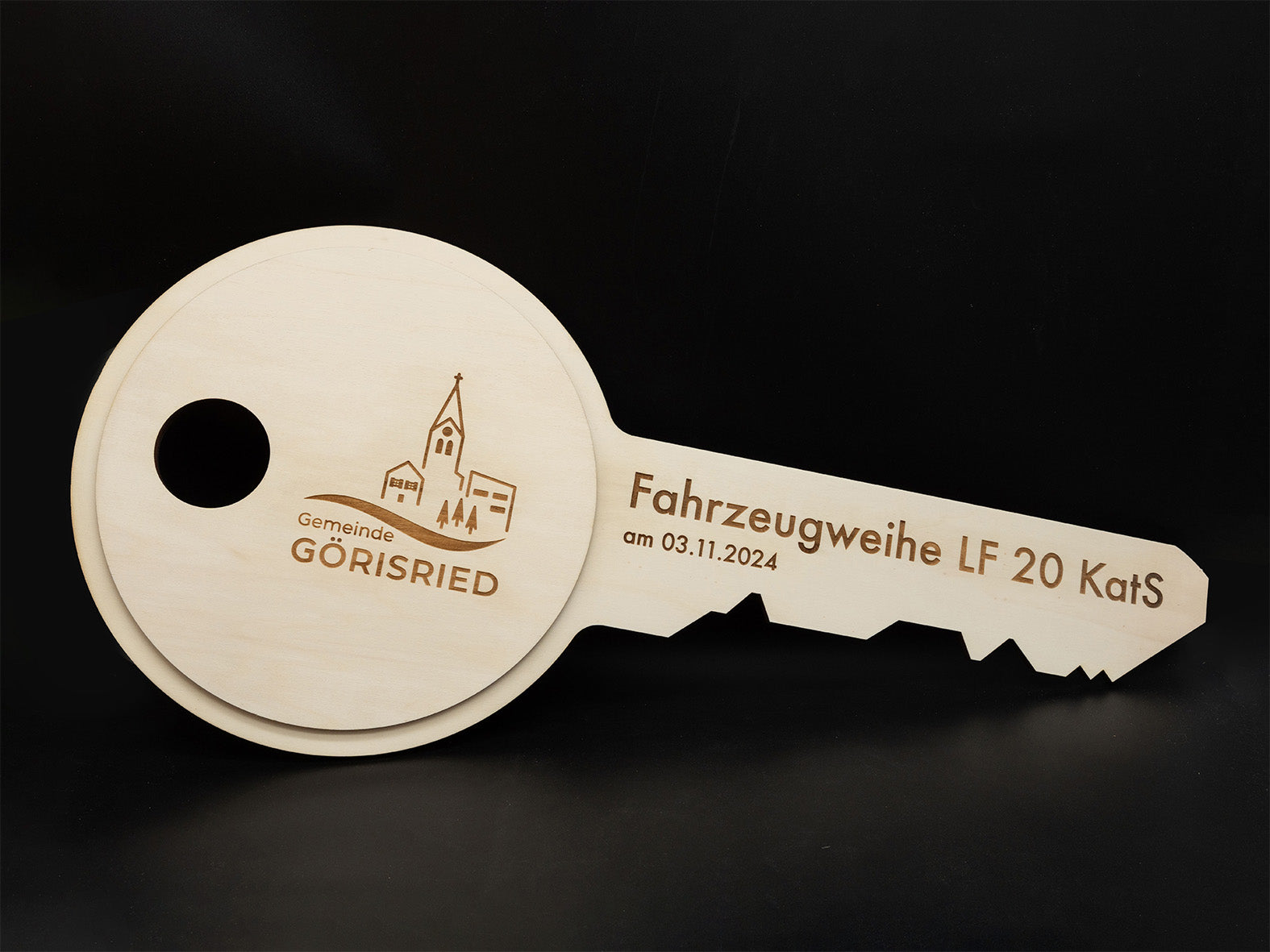 Symbolischer XXL-Übergabeschlüssel aus Holz