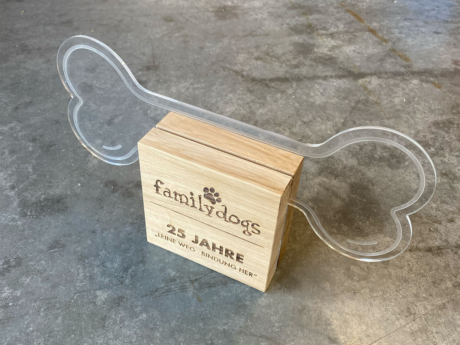 Award Holz Design Hund Knochen