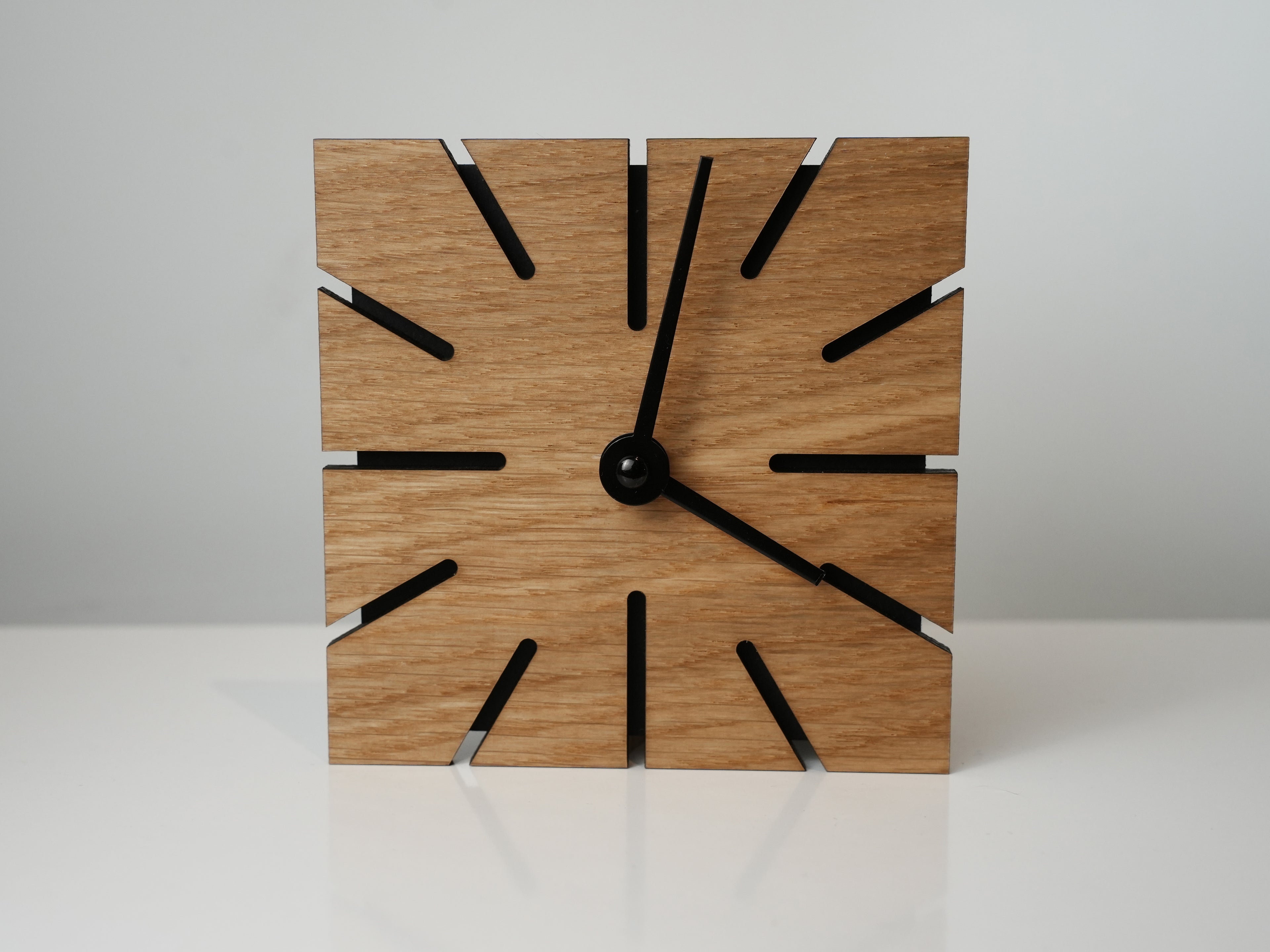 Wanduhr Laserdesign in Eiche