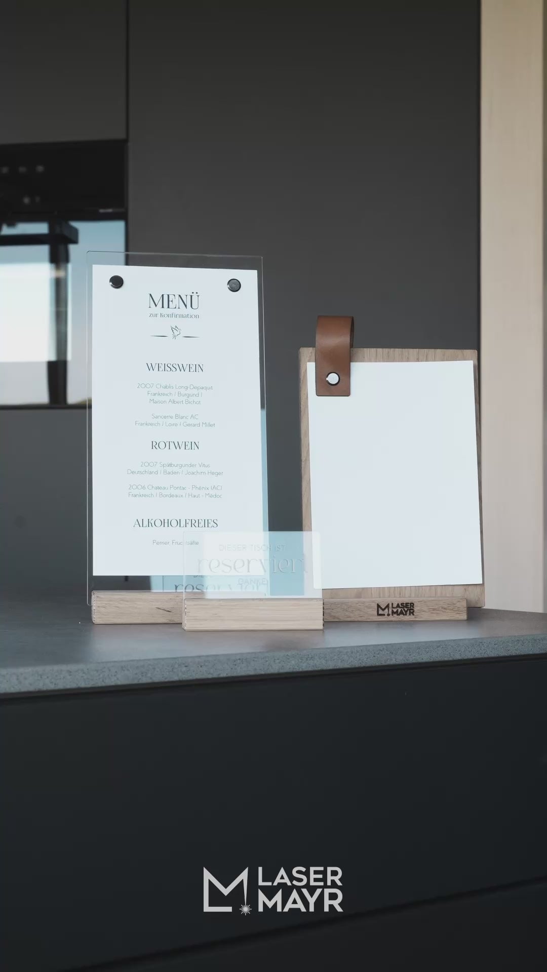 Speisekarte mit Lederschlaufe und Gravur in Acryl